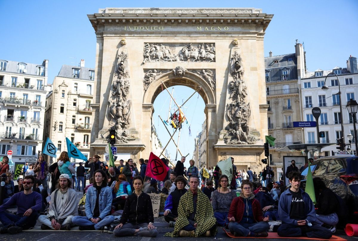 Paris blocked central square in protest of election